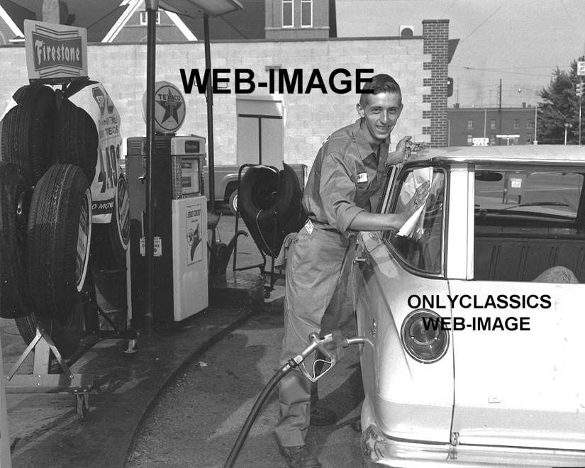 1963 TEXACO GAS STATION PHOTO FULL SERVICE MAN ATTENDANT GLOBE PUMP