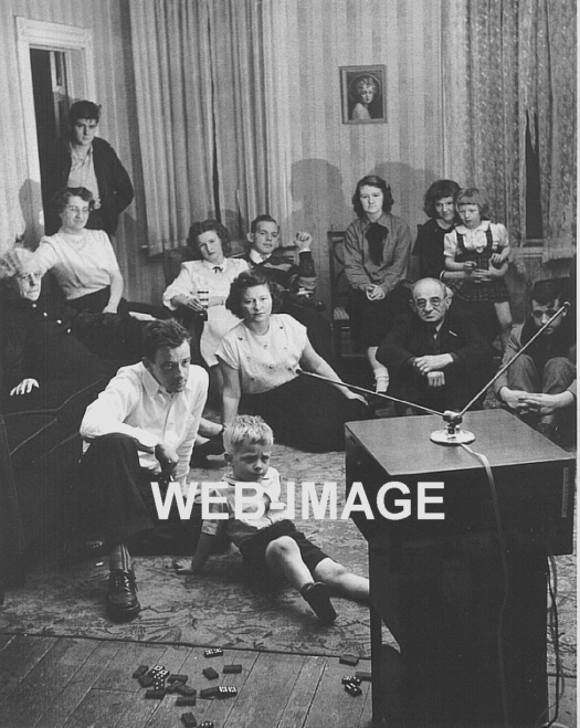 1949 INFANCY OF TV WATCHING PARTY PHOTO TELEVISION SHOW